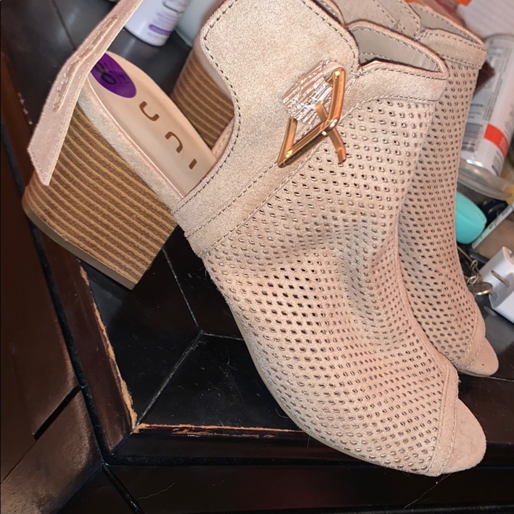 8 1/2 strapped sandals